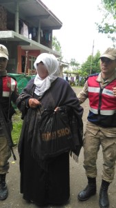 Dilenci Kılığında Hırsızlık Yapan Kadın Jandarmaya Yakalandı