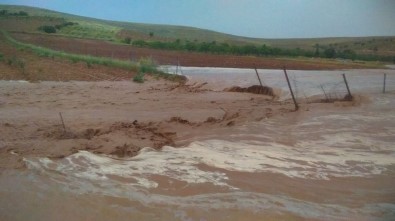 Hilvan'da Şiddetli Yağmur Sele Dönüştü