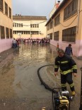 Kızıltepe'de Aşırı Yağıştan Kerpiç Ev Çöktü, Okulda Mahsur Kalan Öğrencileri İtfaiye Ekipleri Kurtardı