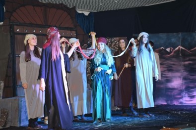 Kozluk'ta 'Mahmud İle Yezida' Tiyatro Oyununa Yoğun İlgi