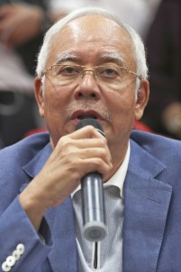 Malezya'da Eski Başbakanı Necip Rezak'a Yurt Dışı Yasağı