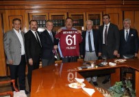 Trabzonspor Yönetimi, Onursal Başkan Mehmet Ali Yılmaz'ı Ziyaret Etti