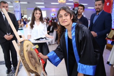 Türkiye'nin İlk Hemşire Yardımcıları Mezun Oldu