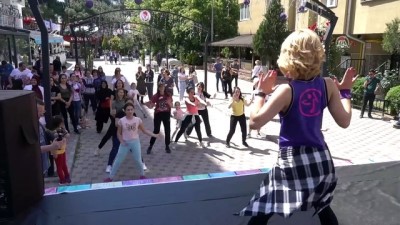 Anneler Zumba Dansı Yaptı