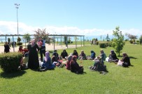 BEYŞEHIR GÖLÜ - Beyşehir'de Zabıta Görevlilerinden Annelere Karanfilli Kutlama