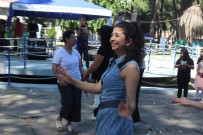 ORYANTAL - Çocuklara Belediye Görevlileri Baktı, Anneleri Doyasıya Oynadı