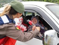 KADIN ASTSUBAY - Jandarmadan annelere çiçekli kutlama