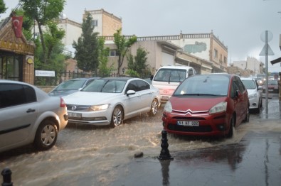 Mardin'de Sağanak Yağış Caddeleri Göle Çevirdi