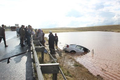 Şanlıurfa'da Otomobil Yağmur Suyu Birikintisine Uçtu