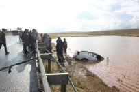 VİRANŞEHİR - Şanlıurfa'da Otomobil Yağmur Suyu Birikintisine Uçtu