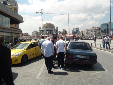 Taksim Meydanı'ndaki Kaza Trafiği Felç Etti