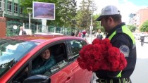 ANNELER GÜNÜ - Trafik Polislerinden Annelere En Anlamlı Hediye