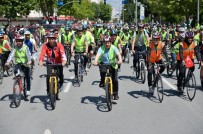 ANNELER GÜNÜ - Trafikte Bisikletlilere Dikkat Çekebilmek İçin Pedal Çevirdiler
