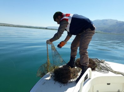 Eğirdir'de 100 Kerevit Sepeti Ele Geçirildi