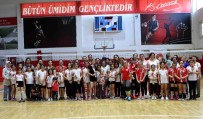 ANNELER GÜNÜ - Filenin Sultanları Anneleriyle Voleybol Oynadı