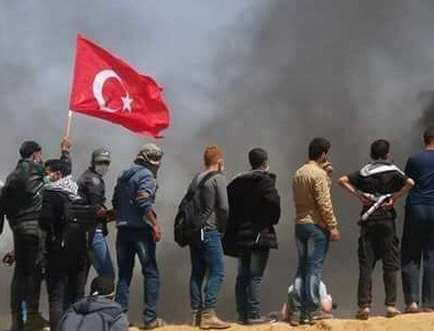 Gazze’de elinde Türk bayrağıyla terörist İsrail’e karşı direnen Filistin halkı...