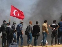 Gazze’de elinde Türk bayrağıyla terörist İsrail’e karşı direnen Filistin halkı...