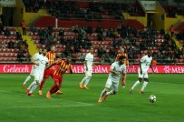 İlk Yarı Sessiz Bitti