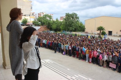 Öğretmeni İle Birlikte 1400 Öğrenciye Koro Şefliği Yapıyor
