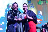 ANNELER GÜNÜ - Şanlıurfa'da Anneler Sanatçı Gülay'ın Şarkılarıyla Eğlendi