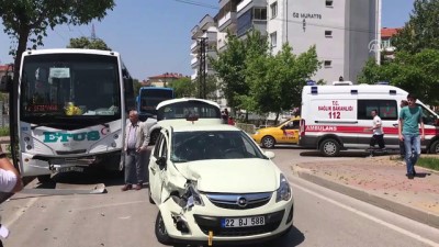 Yolcu Minibüsü İle Otomobil Çarpıştı Açıklaması 3 Yaralı