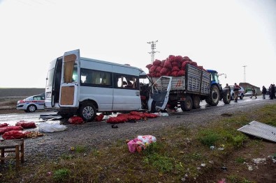 Yolcu Minibüsü Traktöre Çarptı Açıklaması 2 Ölü, 10 Yaralı