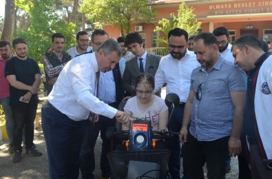 AK Parti'li Özdağ Engelli Vatandaşların Yüzünü Güldürdü
