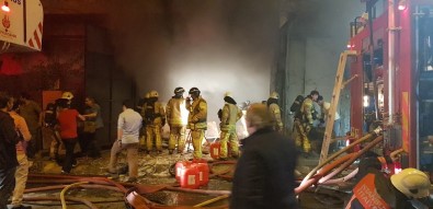 Gaziosmanpaşa'da Korkutan Fabrika Yangını