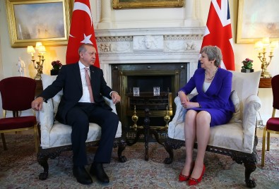 İngiltere Başbakanı May İle Bir Araya Geldi