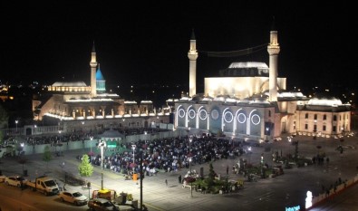 Konya'da Vatandaşlar İlk Teravih Namazı İçin Camilere Akın Etti