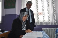 OKUMA YAZMA SEFERBERLİĞİ - Okuma-Yazma Öğrendi İlk Olarak İstiklal Marşı'nı Okudu