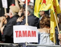 ABDULLAH ÖCALAN - PKK'lıların Londra'da açtığı pankarta dikkat!