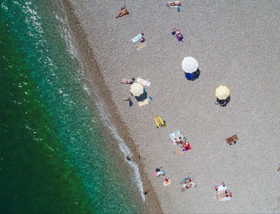 Antalya'da güneşli havada deniz keyfi