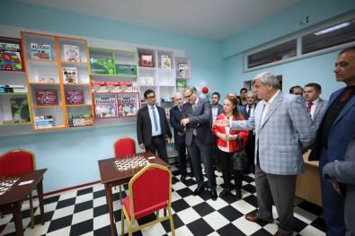 Başkan Karaosmanoğlu, Yarbay Refik Cesur İlkokulu'nun Bahar Şenliğine Katıldı