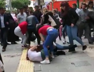 Cadde ortasında kızların kavgası