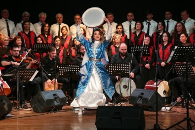 Halk Müziği Korosu ayakta alkışlandı