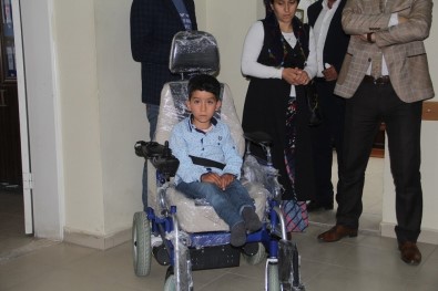 Kaymakamdan Doğuştan Engelli Çocuğa Akülü Araç