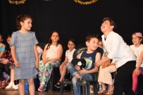 TURGUT ÖZAKMAN - Miniklerin Tiyatro Gösterisi Büyük Beğeni Aldı