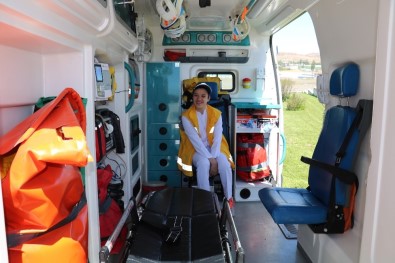 Otizmli İkbal'in Ambulansla Gezme Hayali Gerçek Oldu