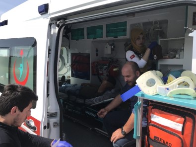 Sakarya'da İşçi Servisi Tarlaya Uçtu Açıklaması 7 Yaralı
