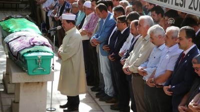 Sanatçı Sağındık'ın Kızı Son Yolculuğuna Uğurlandı