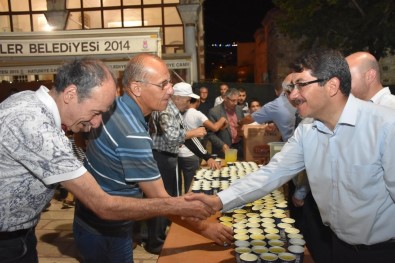 Şehzadeler Belediyesinden Teravih Sonrası Limonata İkramı