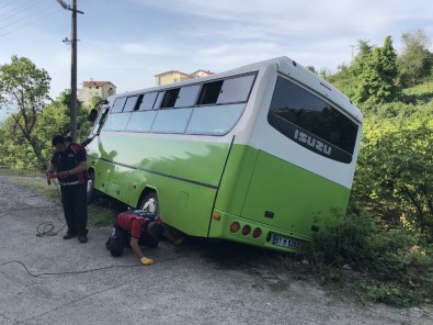 Sürücüsünün Geri Manevra Yapmak İstediği Halk Otobüsü Devrilme Tehlikesi Geçirdi