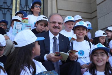 Vali Çakacak Öğrencilerle Kitap Okudu