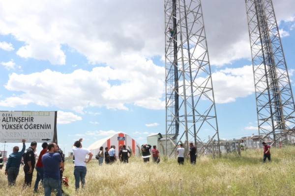 Eşi için direğe çıktı