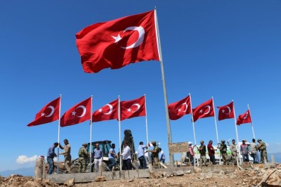 9 Şehidin Verildiği Keltepe'ye 9 Türk Bayrağı