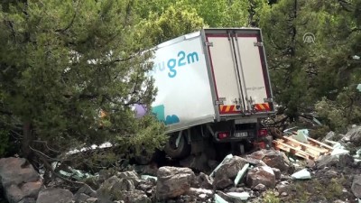 Antalya'da Kamyon Uçuruma Devrildi Açıklaması 1 Ölü, 1 Yaralı
