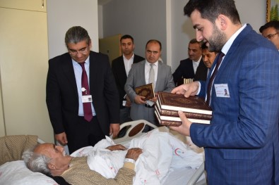 Başhekim Parlak, Serviste Yatan Hastalara 'Kur'an-I Kerim' Hediye Etti