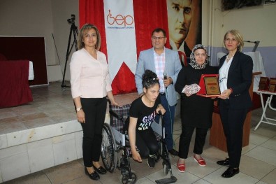 Engellilere Tekerlekli Sandalye, Yılın Engelli Annesine Plaket Verildi