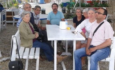 Foça'da Engelli Meclisi Üyelerinden Yaş Günü Buluşması